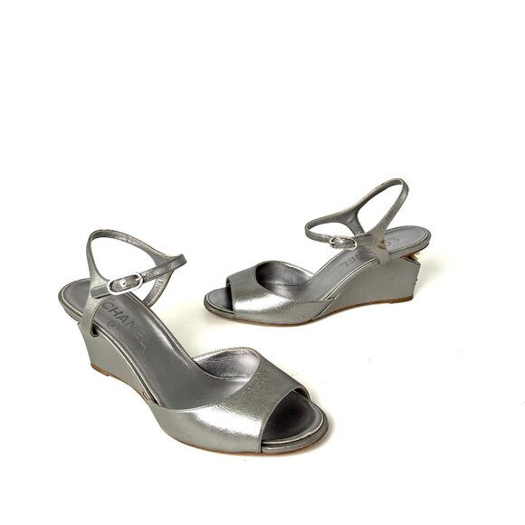 Authentic CHANEL Pearl CC Logo Silver Leather 2016 Wedge Sandals 38.5C 8 - Picture 3 of 15